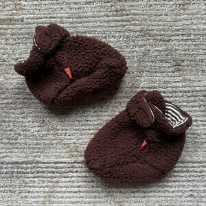 Magnificent Baby Fleece Booties Magnetic Closure Brown Fleece Fuzzy 12-18 mos